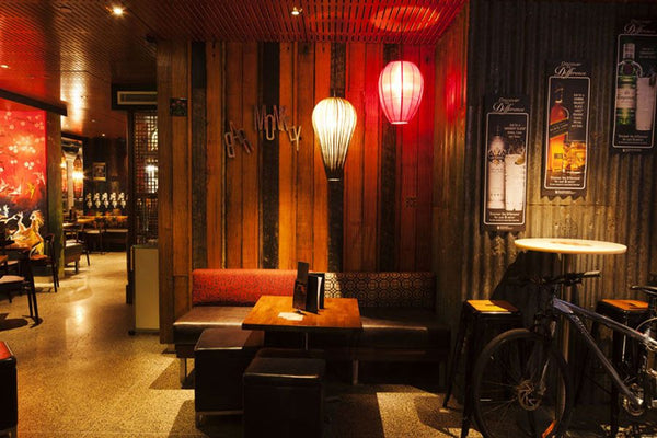Pub Hotel: Monkey Bar